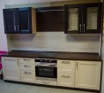Кухонный гарнитур с фасадом из натурального дерева
