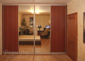 Встроенный шкаф-купе с зеркалом и ящиками