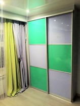 Двери купе с цветным крашеным стеклом и делителями