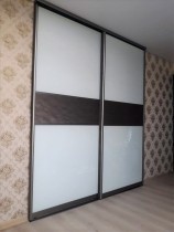 Двери купе для гардеробной с вставкой из МДФ и белым стеклом