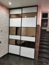 Двери купе с чередованием стекла и зеркала